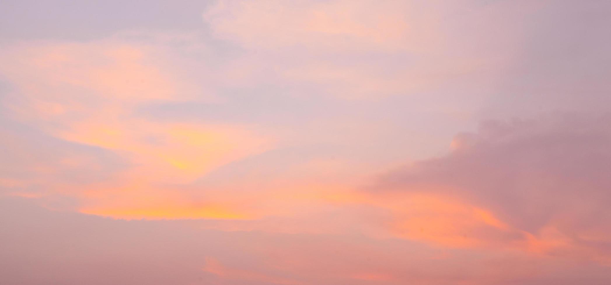 ciel et nuages au coucher du soleil photo