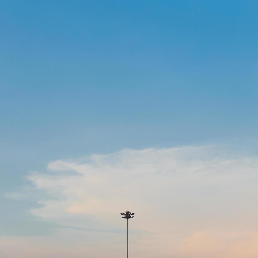 lampadaire sous le ciel bleu photo