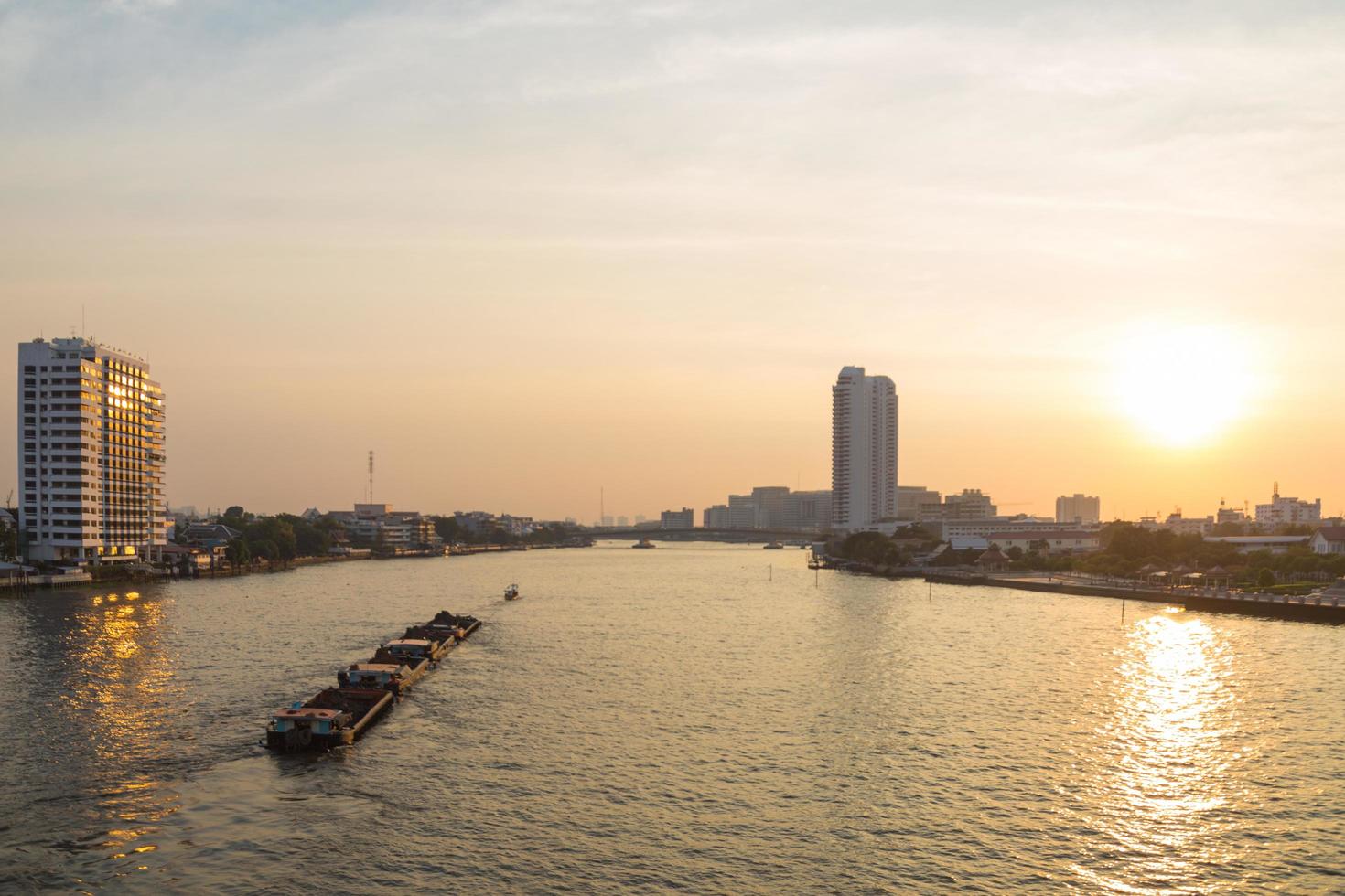 Skyline de Bangkok au coucher du soleil photo