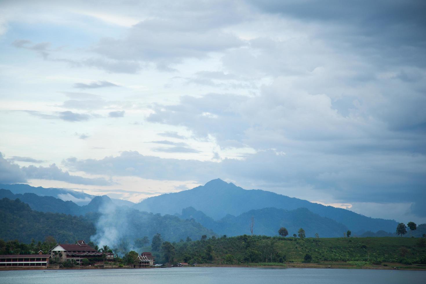 rivière, ciel et montagnes photo