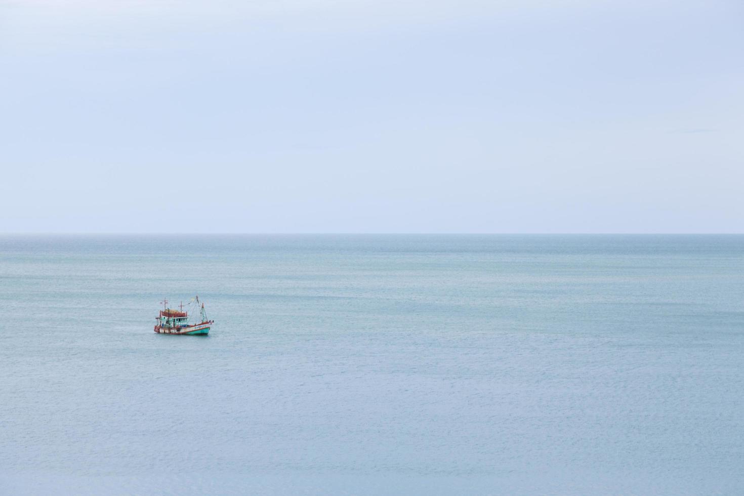 bateaux de pêche sur la mer en thaïlande photo