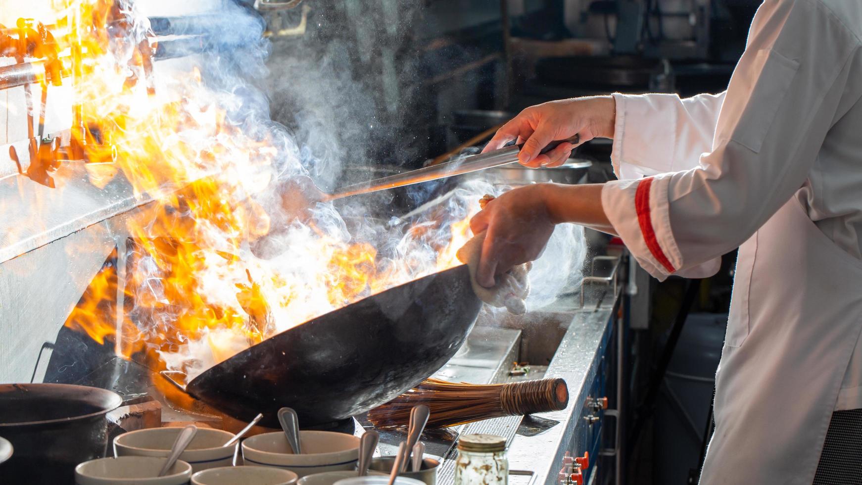 chef sauté dans un wok photo