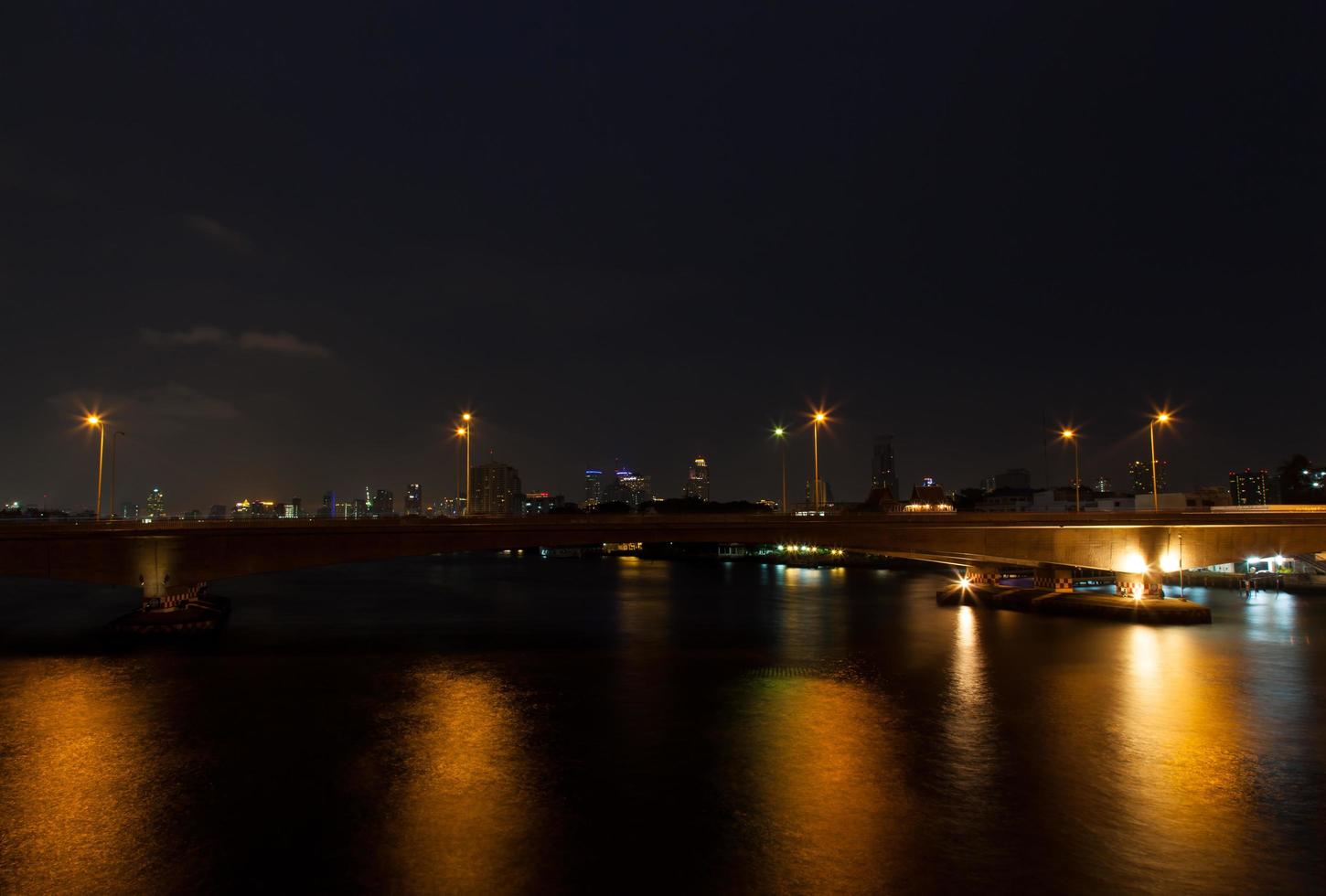 pont sur la rivière la nuit photo