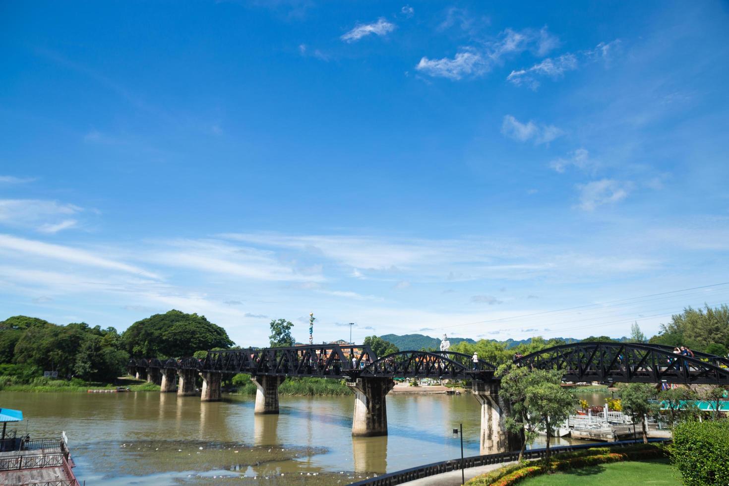 Pont sur la rivière Kwai en Thaïlande photo