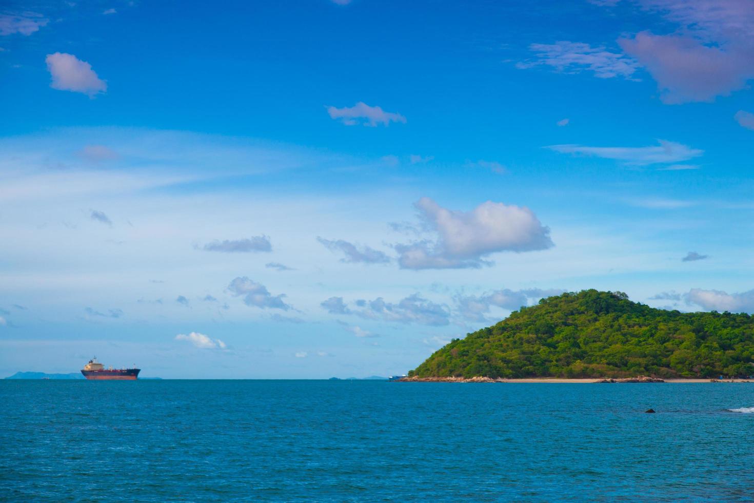 cargo près de l'île photo