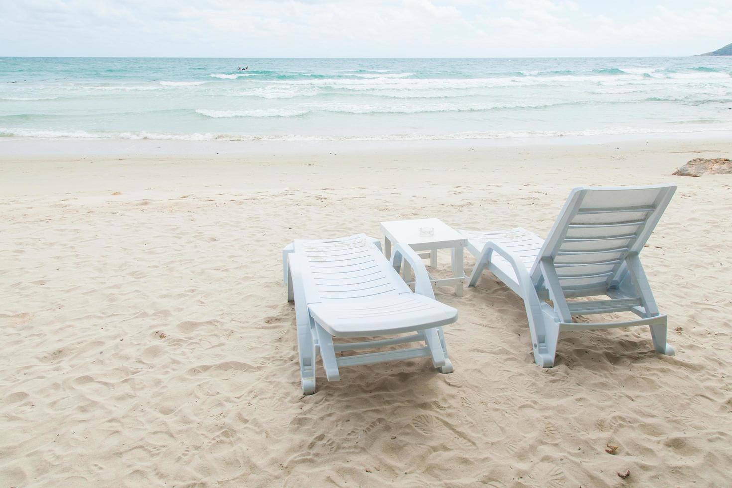chaises longues blanches sur la plage photo
