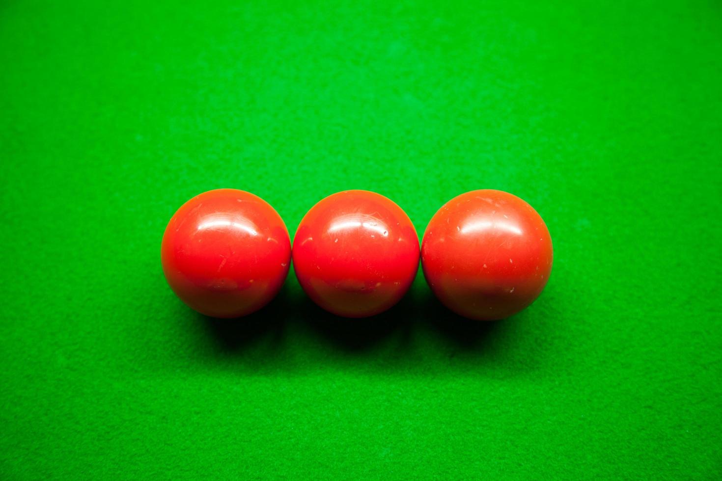 trois boules de billard rouges photo