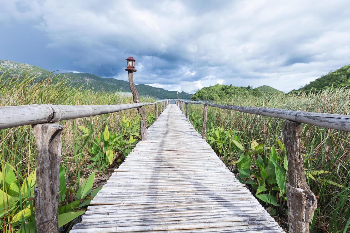 passerelle en bois en thaïlande photo