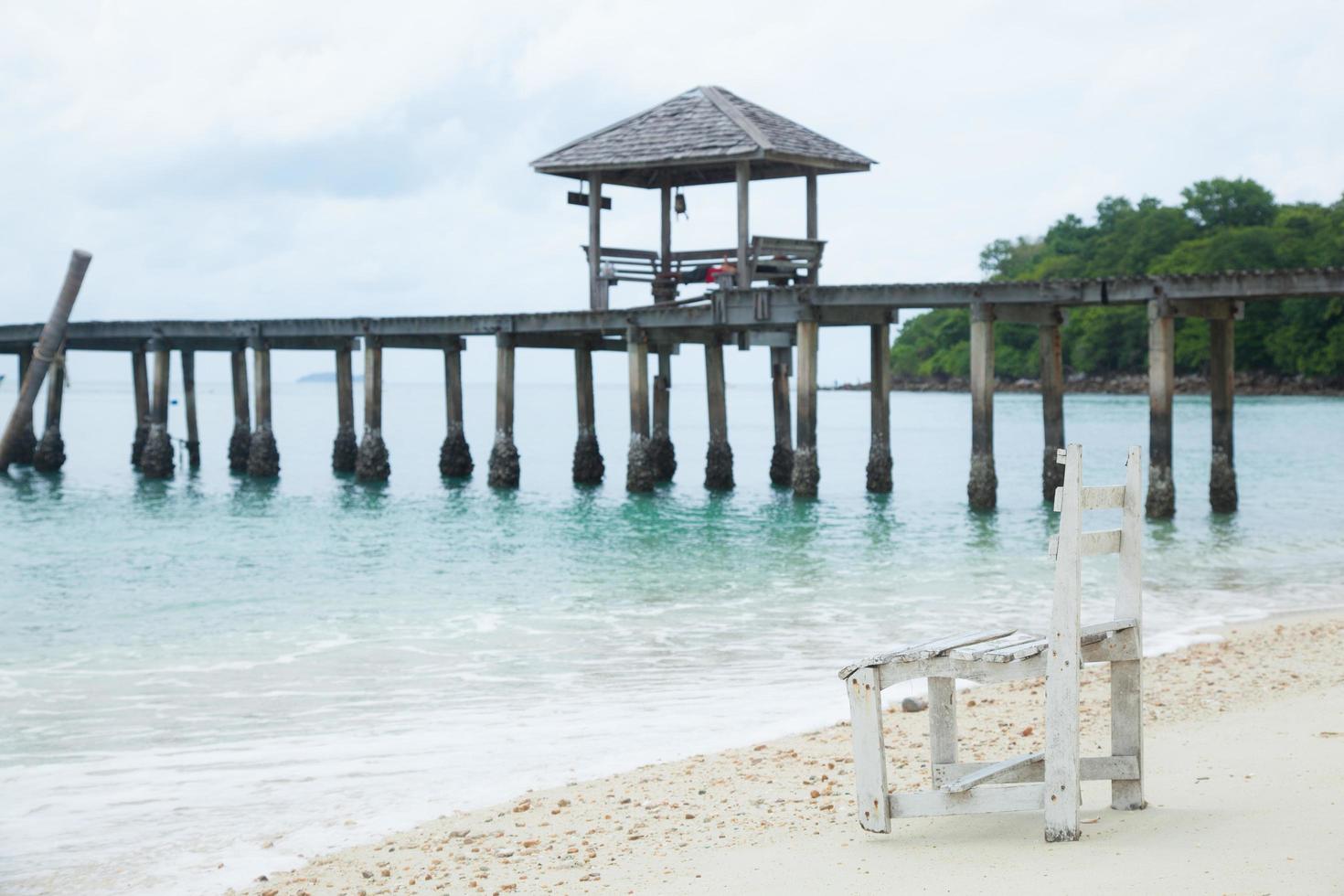 chaise de plage en bois blanc photo