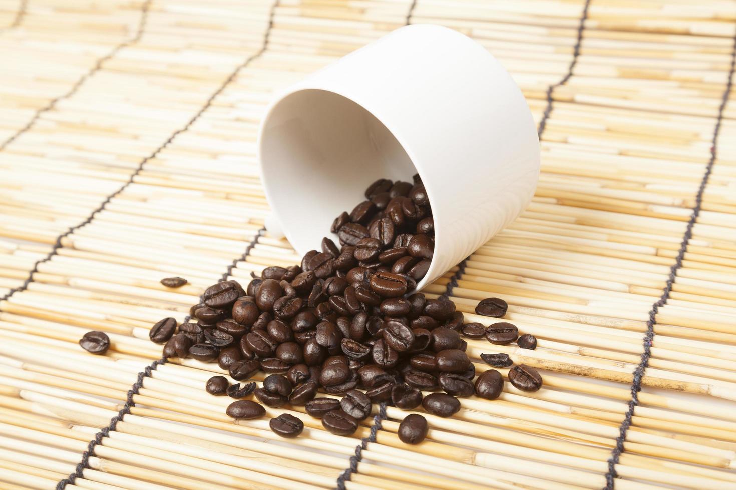 tasse à café blanche avec grains de café photo