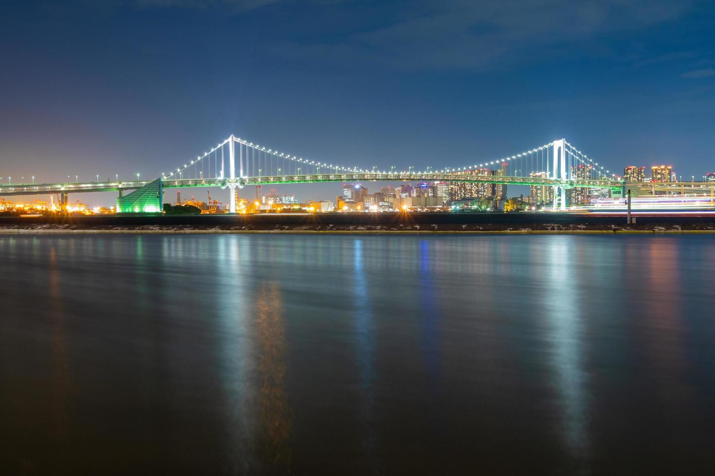 pont arc-en-ciel dans la ville de tokyo photo