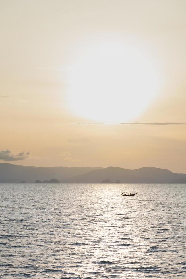 bateau de pêche sur la mer photo