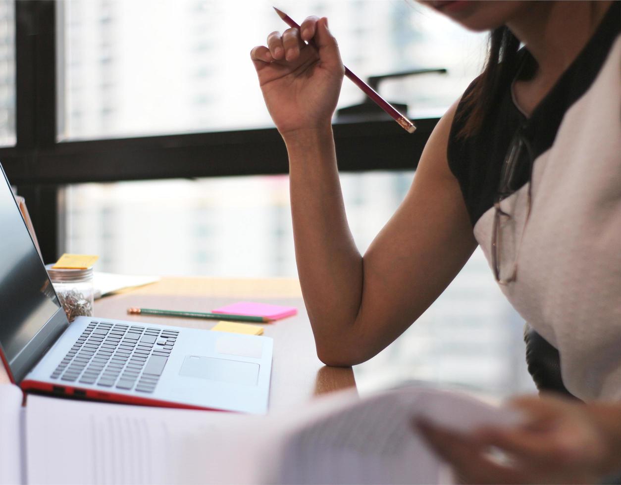 femme travaillant au bureau photo