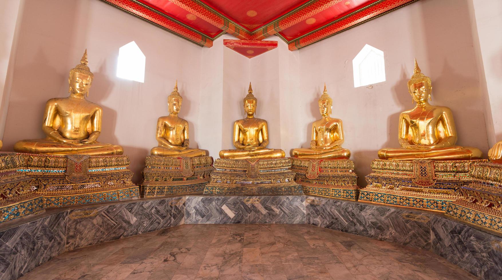 Statues de Bouddha dans un temple en Thaïlande photo