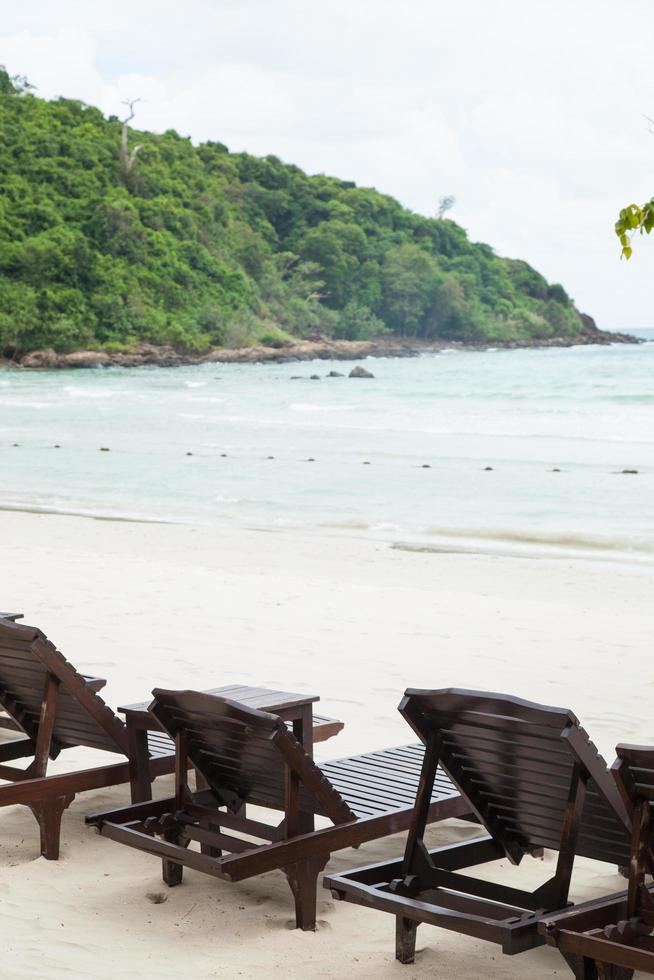 lits en bois sur la plage en thaïlande photo