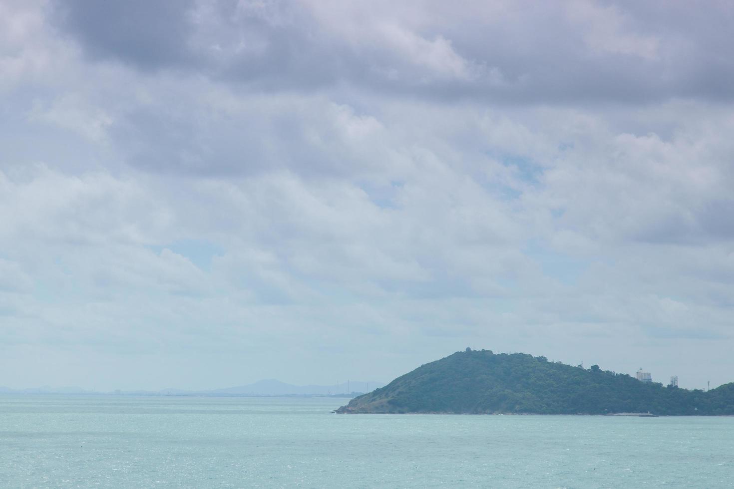 grande île dans la mer photo