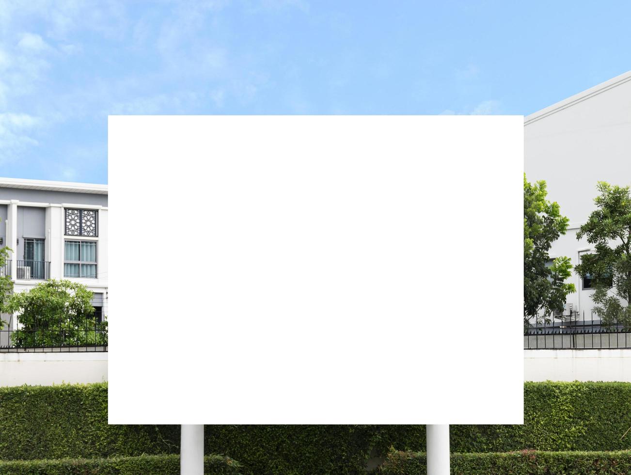 panneau d'affichage extérieur avec maquette de fond blanc. chemin de détourage photo