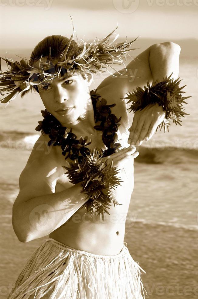 sépia ancien Regardez de une Masculin hula Danse performant sur le le sable suivant à le océan. photo