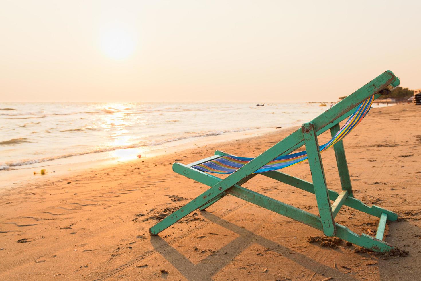 chaise de plage sur la plage en thaïlande photo