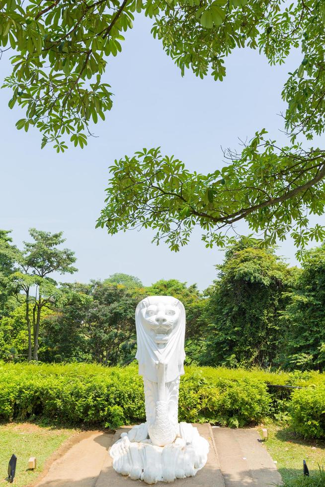 Statue de merlion dans un parc à Singapour photo