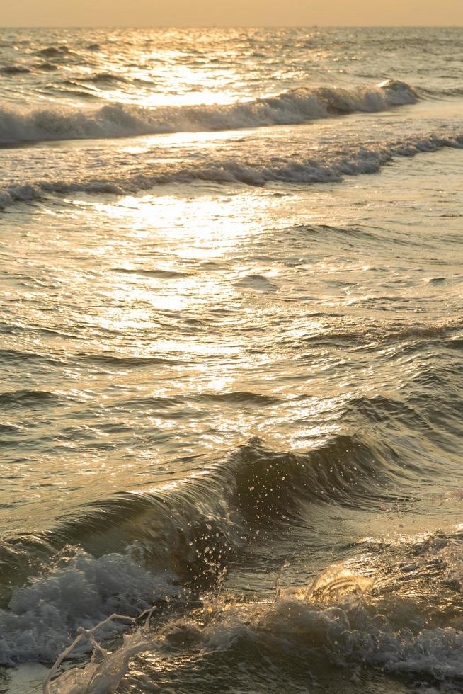 la mer au lever du soleil photo