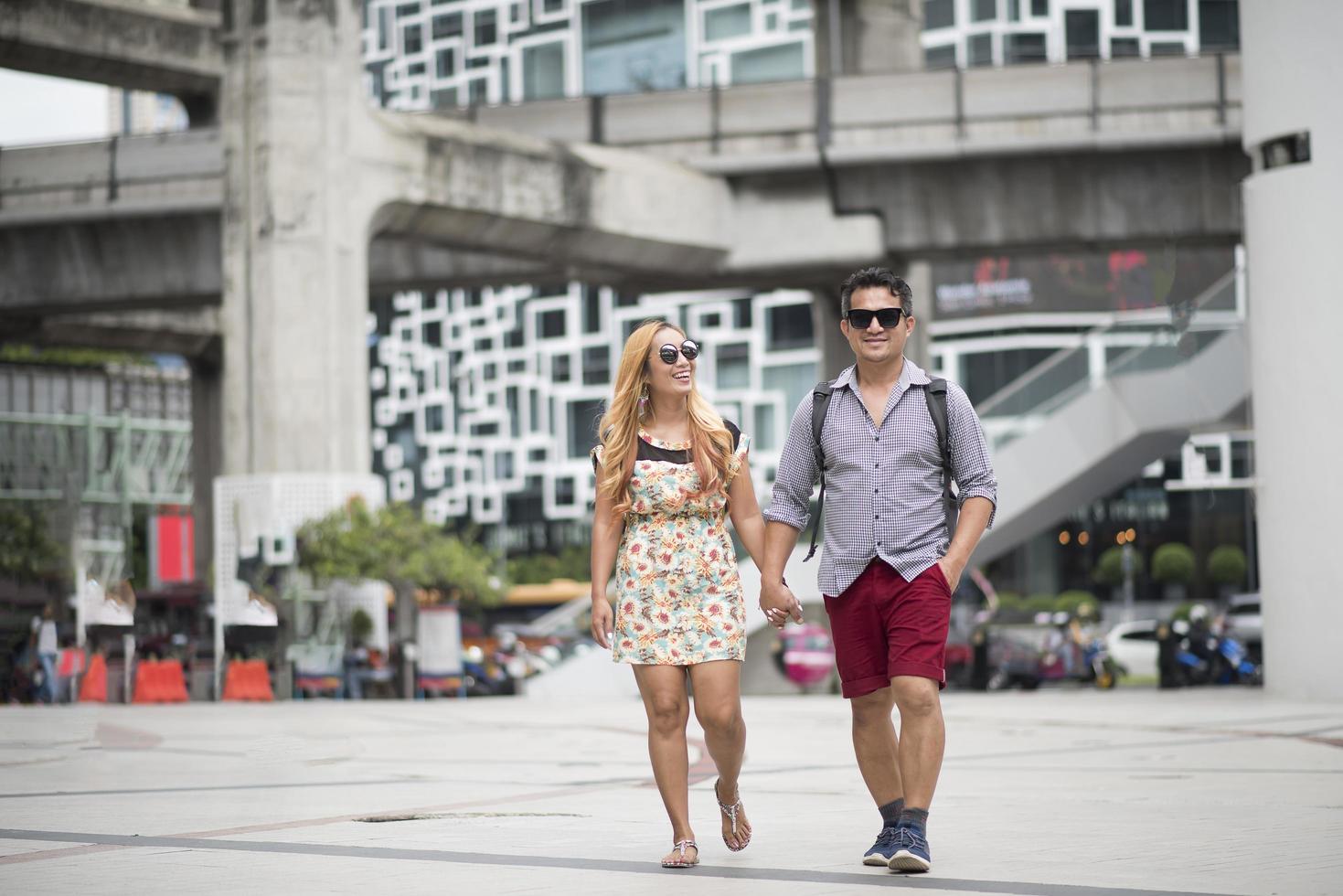 couple heureux amoureux marchant dans la rue photo