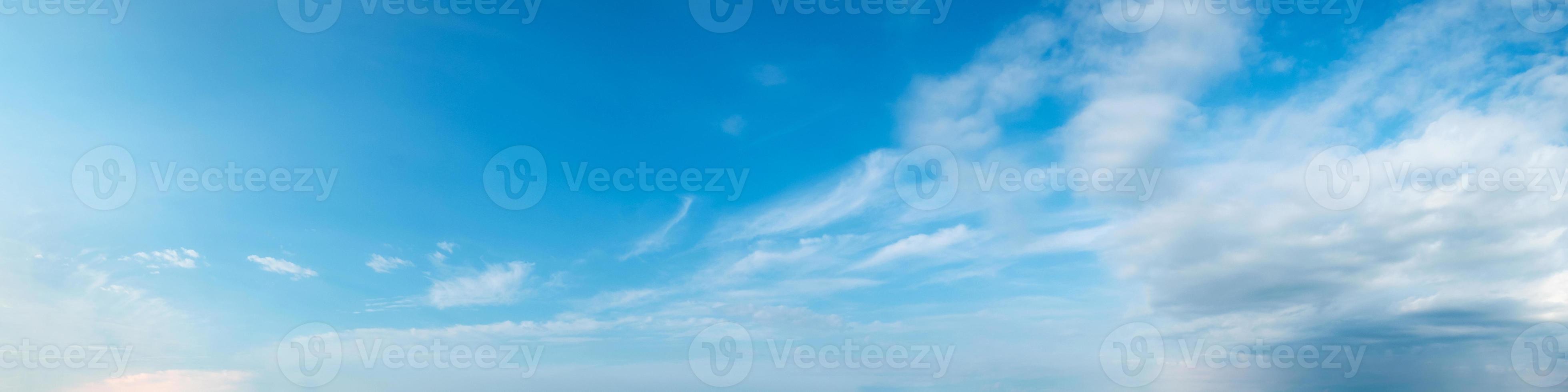 ciel avec des nuages par une journée ensoleillée photo