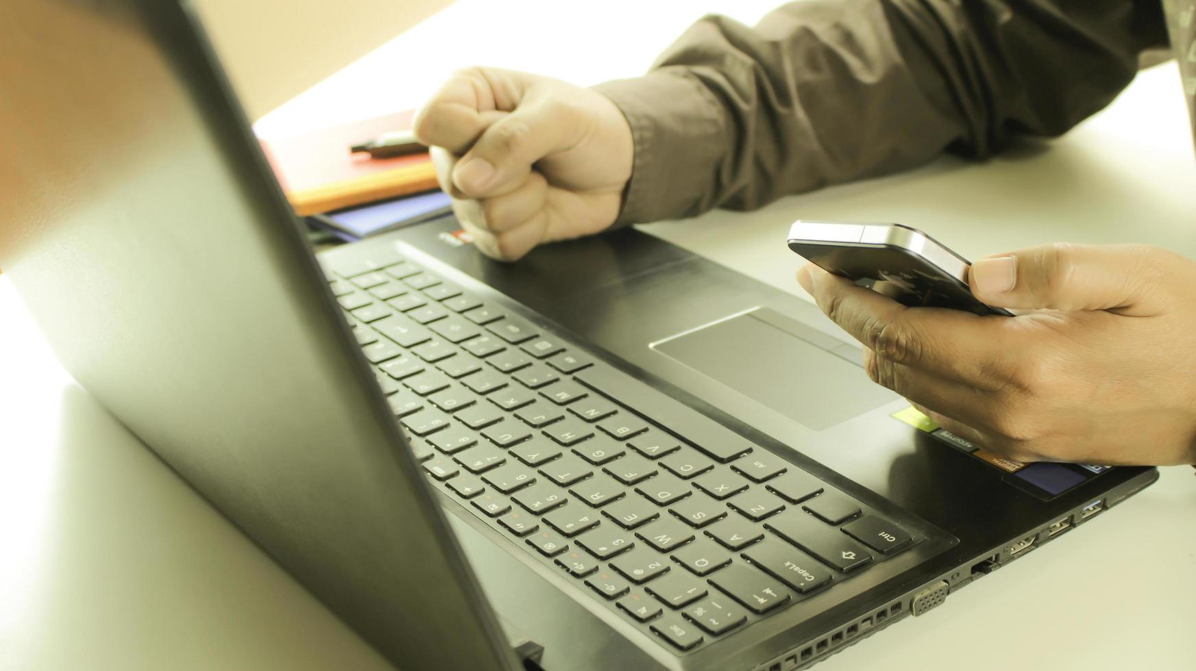 professionnel travaillant au bureau au bureau photo