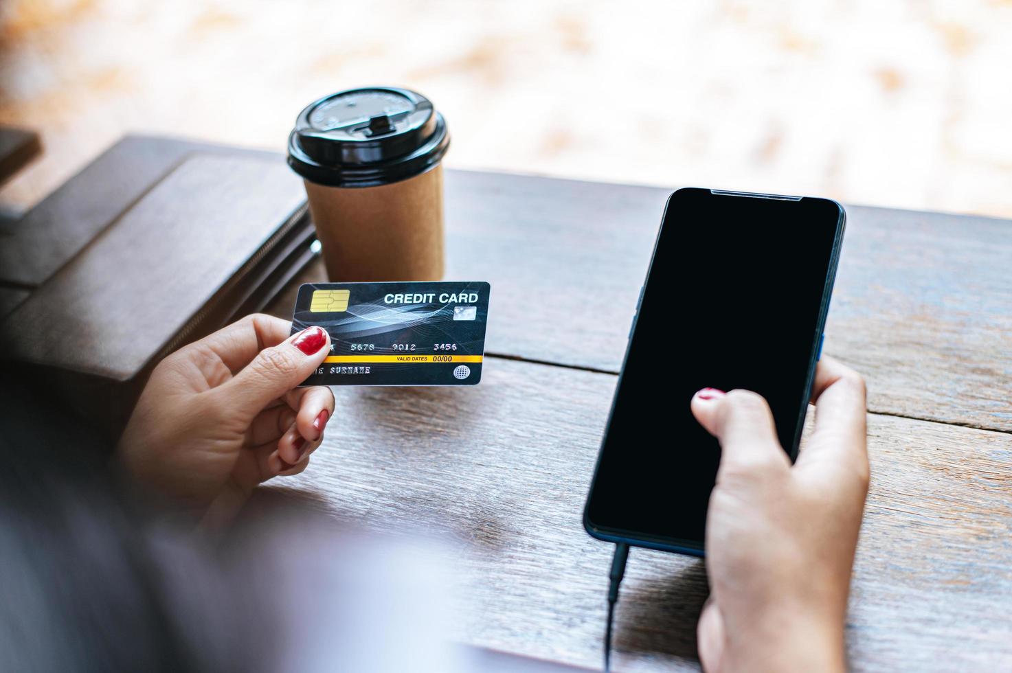 paiement des marchandises par carte de crédit via smartphone photo