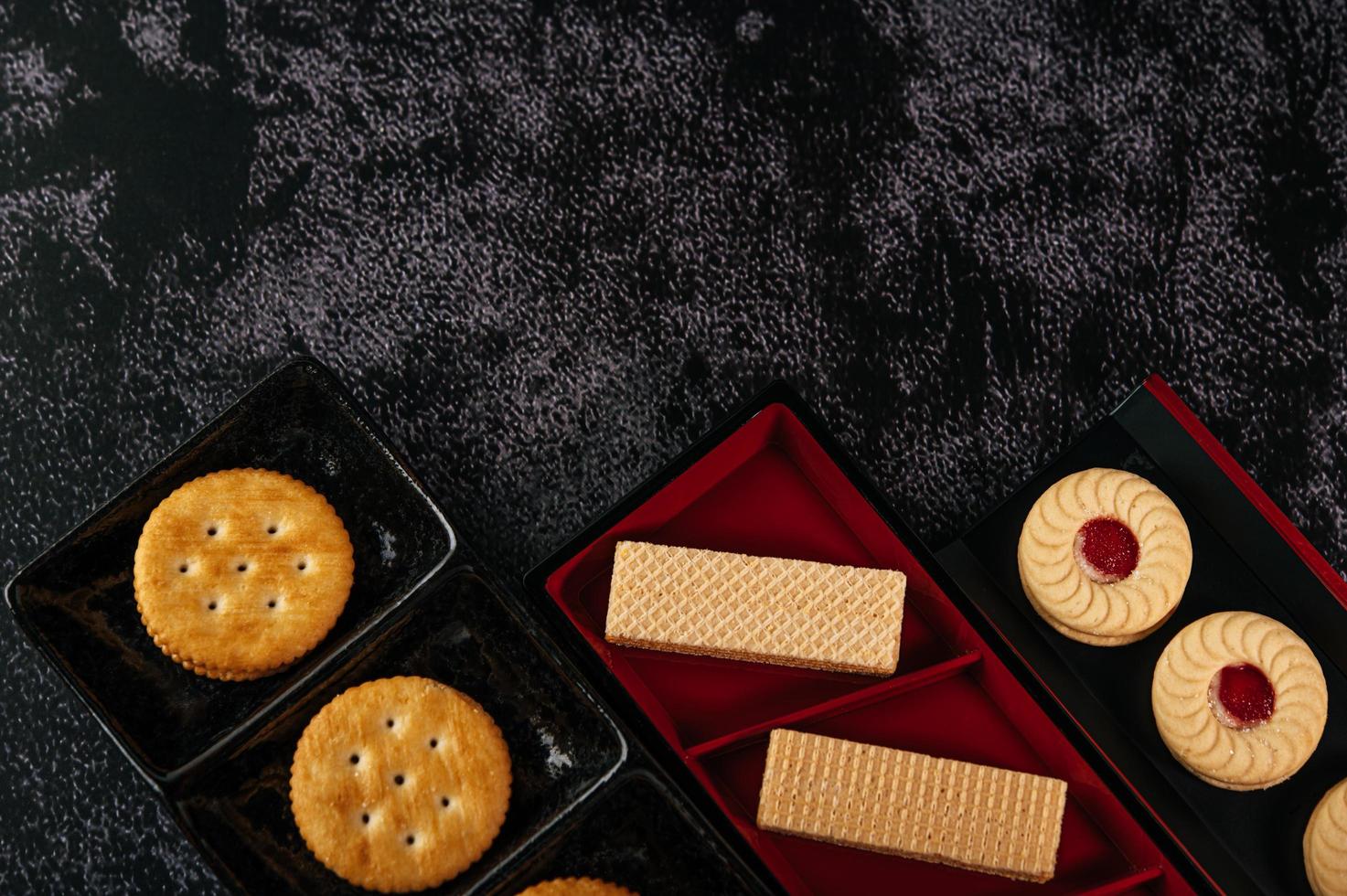 biscuits joliment disposés sur une assiette photo