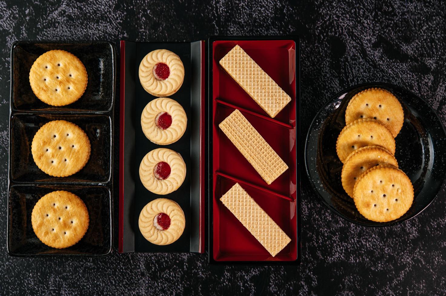 biscuits joliment disposés sur une assiette photo