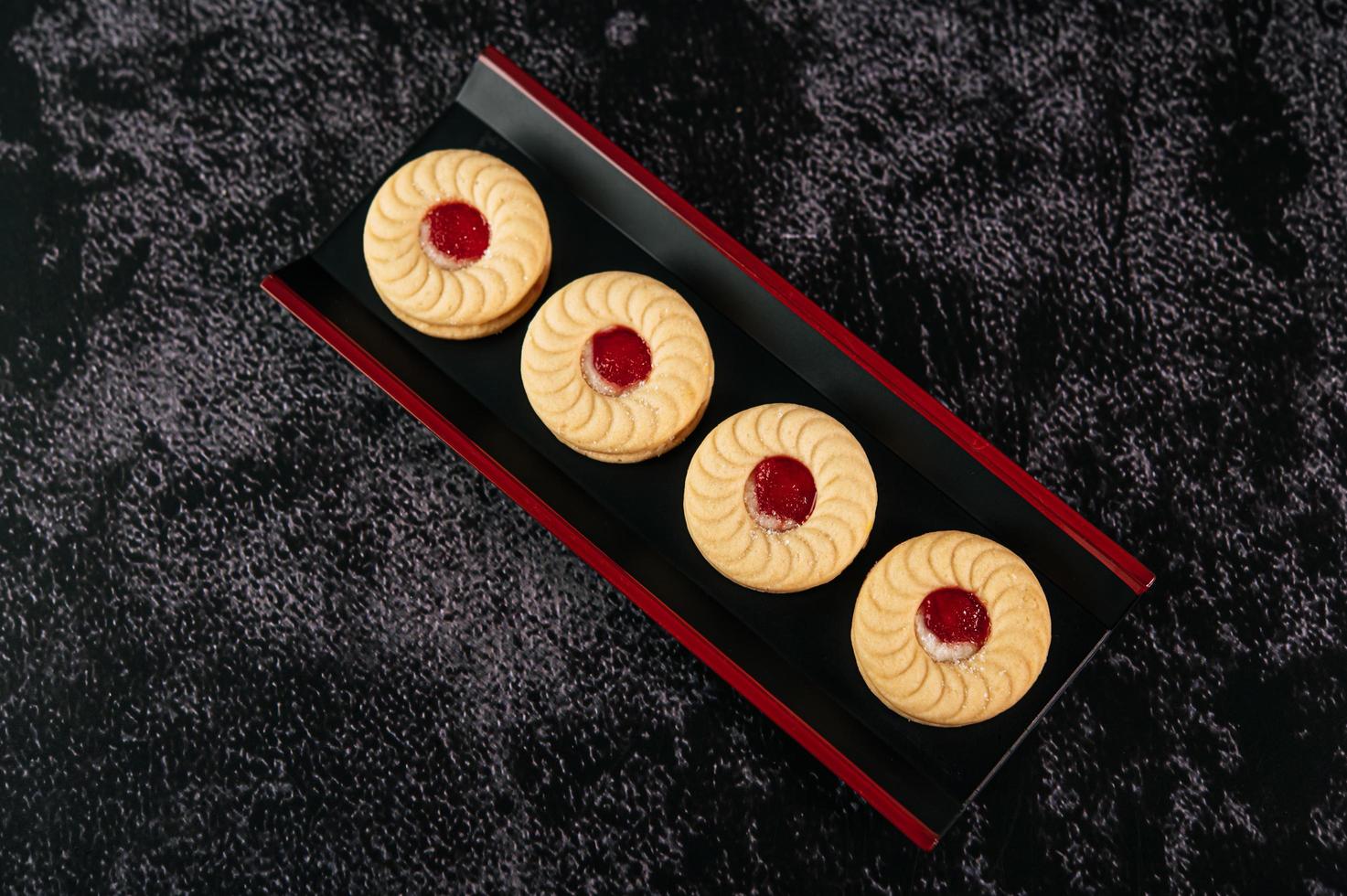 biscuits joliment disposés sur une assiette photo