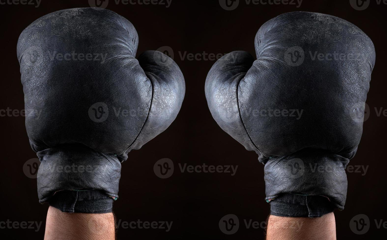 vieux boxe gants habillé sur homme mains photo