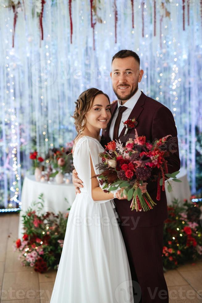 portrait d'un jeune couple de jeunes mariés en tenue de mariage photo