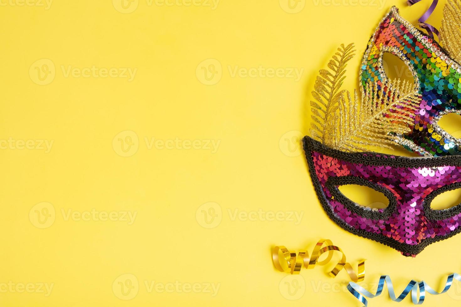 de fête visage masques pour mascarade ou carnaval fête sur coloré Contexte. Vide salutation carte ou invitation photo