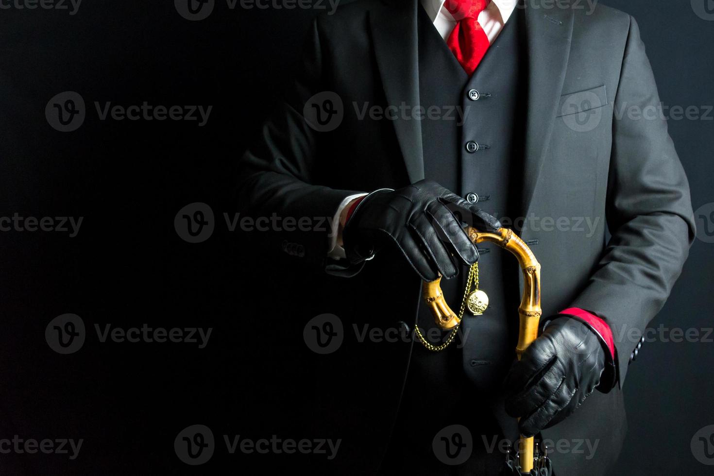 portrait de gentilhomme dans noir costume et cuir gants en portant parapluie sur noir Contexte. copie espace pour ancien mode et rétro style. photo