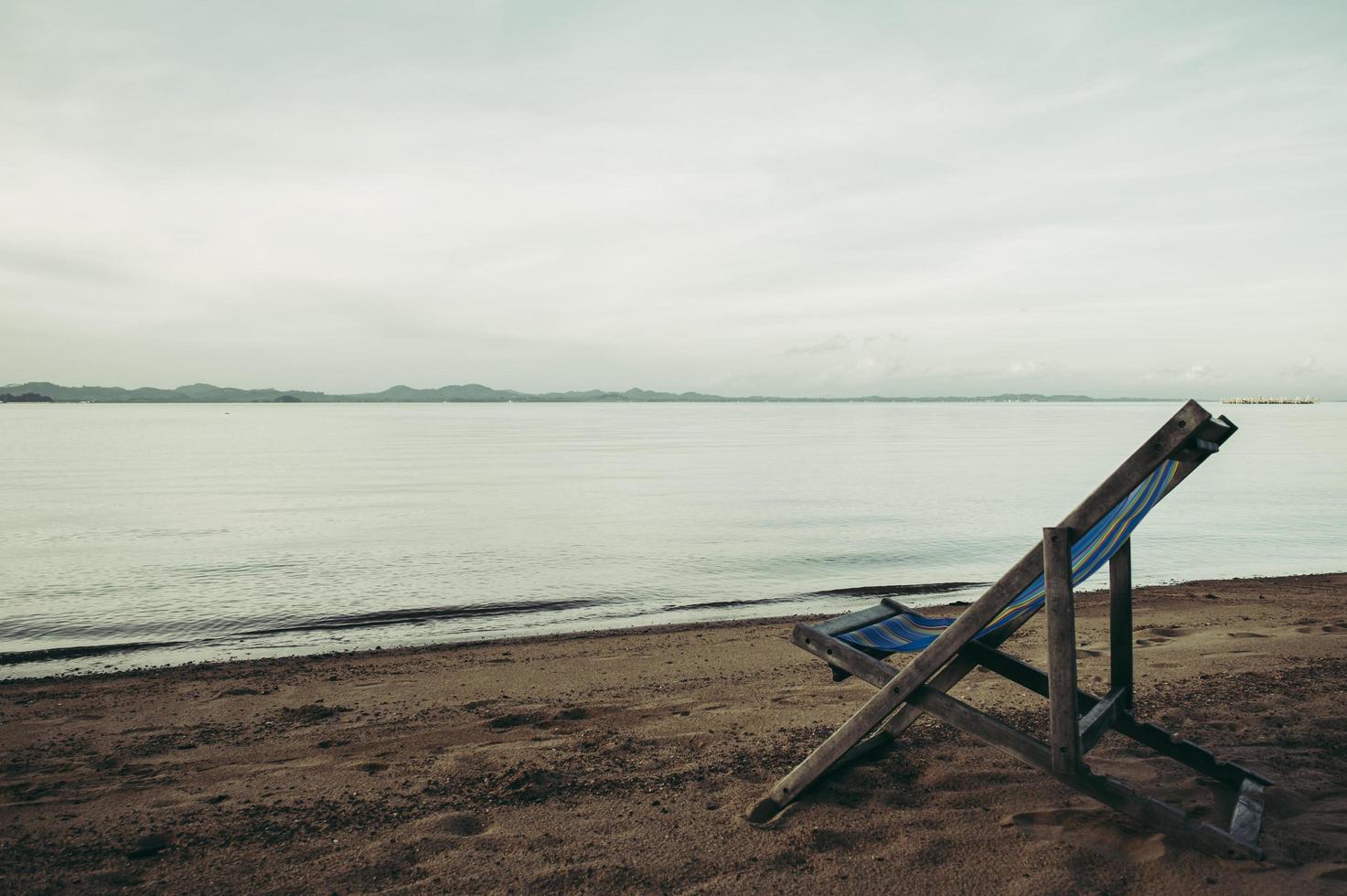 mer avec chaises de plage resort photo