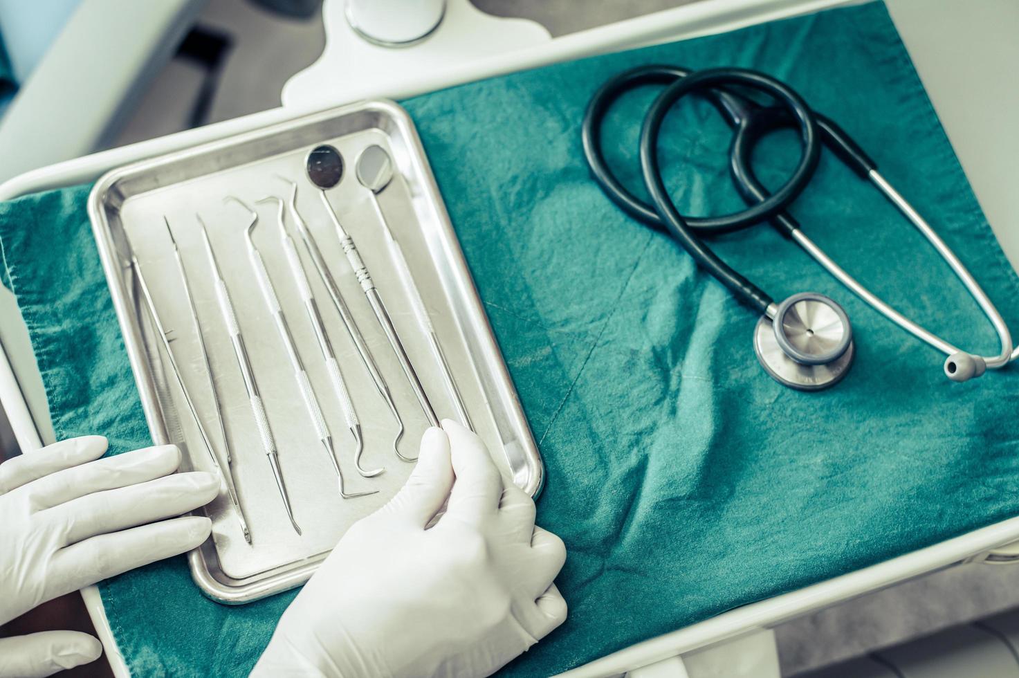 les dentistes choisissent l'équipement sur la table photo