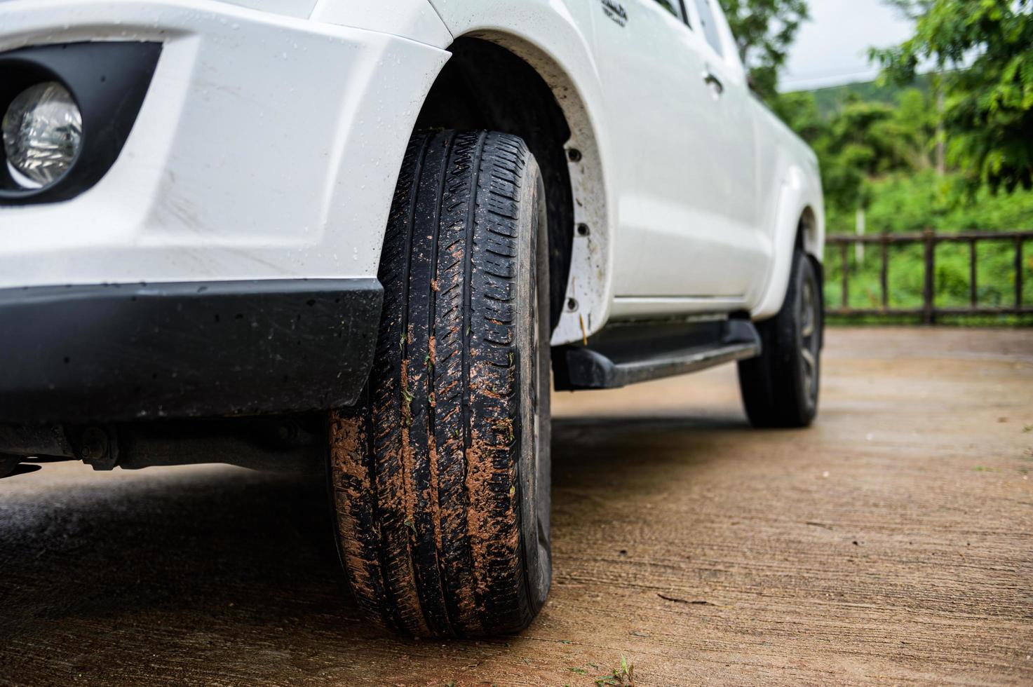 roues de véhicule avec de la boue photo