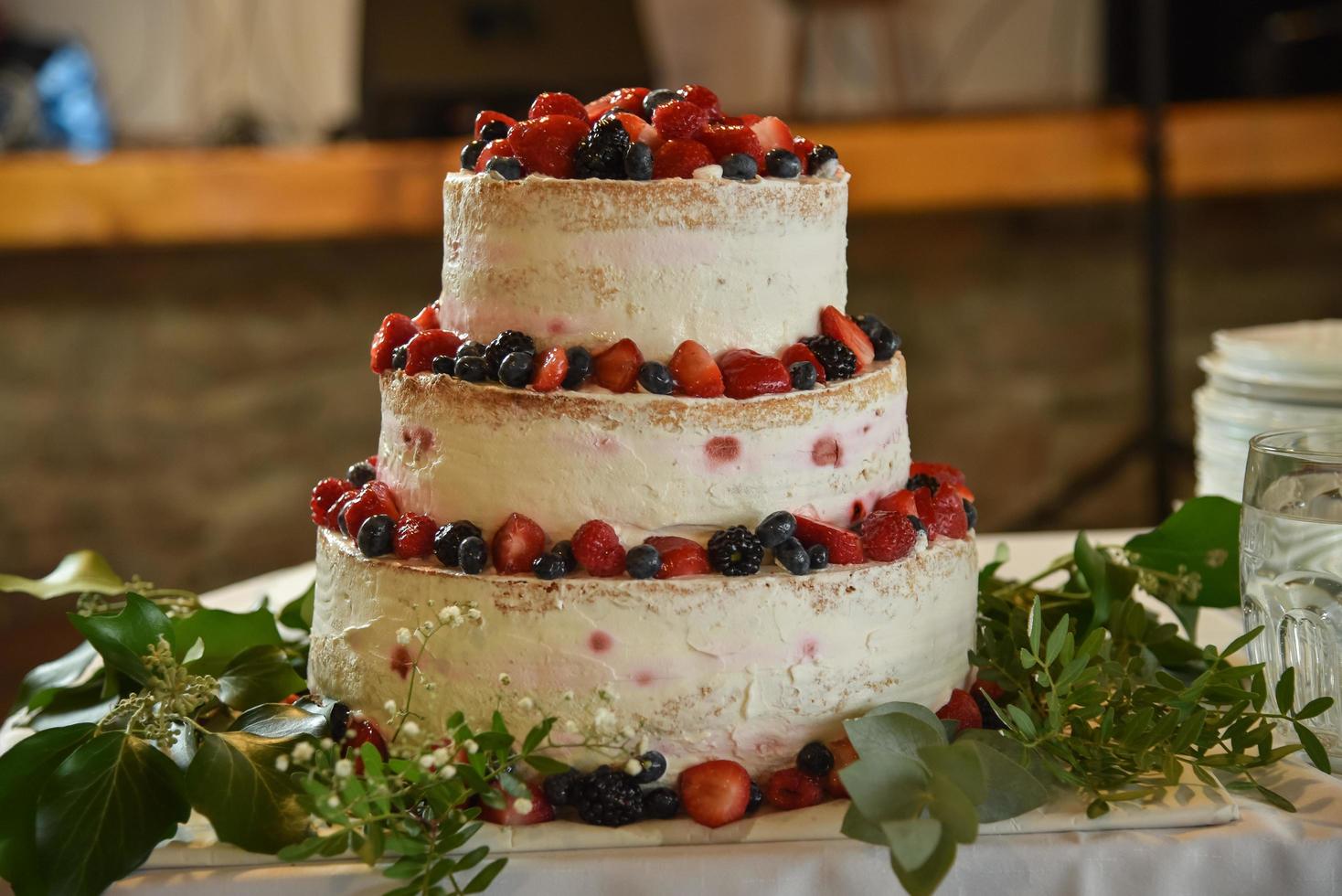 gâteau blanc aux fruits rouges photo