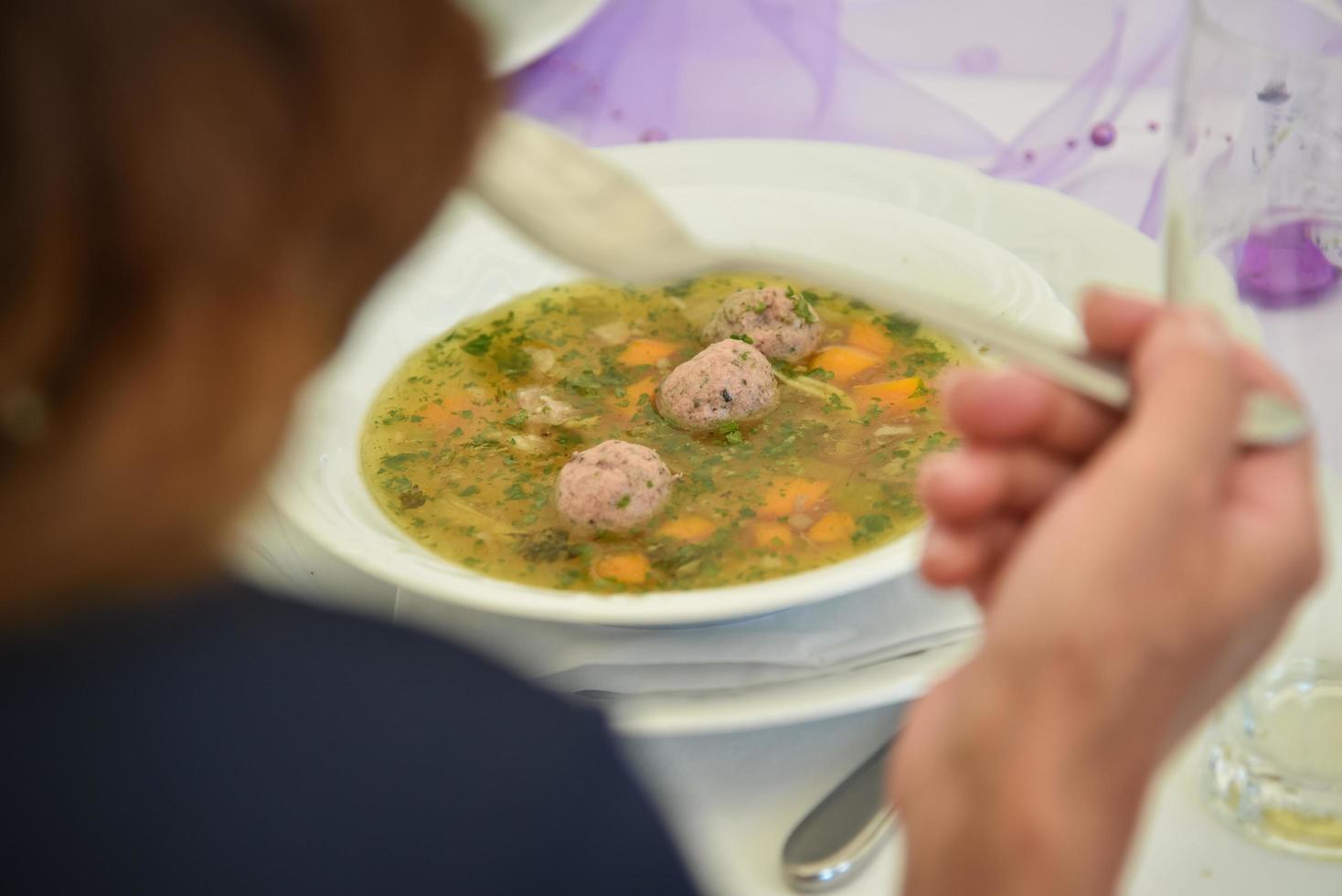 une assiette de soupe de boulettes de foie à la ciboulette photo