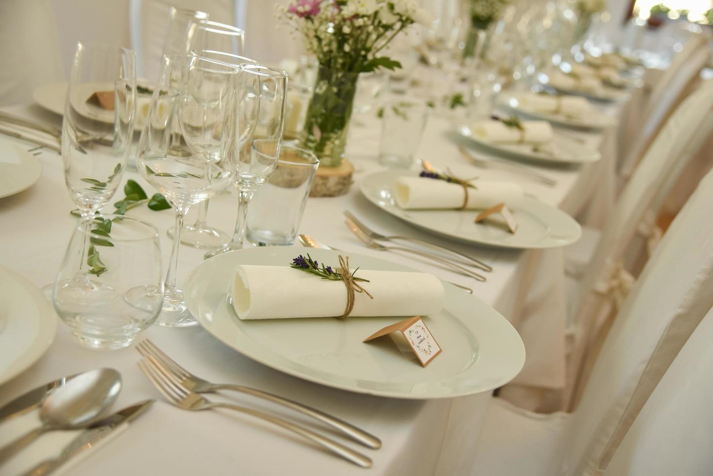 table avec des fleurs photo