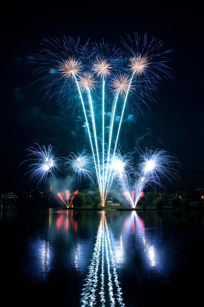 feux d'artifice bleus dans le ciel nocturne photo