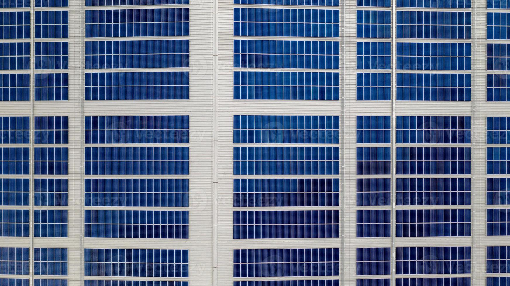 vue aérienne des panneaux solaires photo