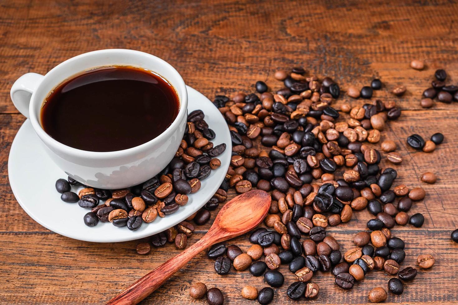 tasse de café avec des grains sur une table photo