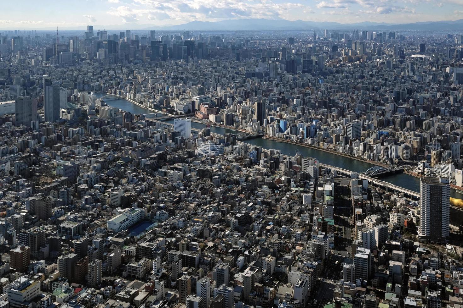 Tokyo, Japon - 2 janvier 2023 - vue plus de le paysage urbain de tokyo de une grand bâtiment photo