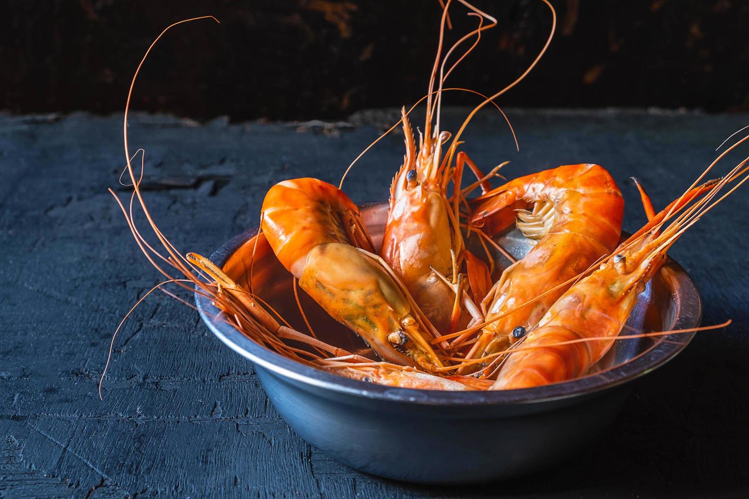 crevettes sur fond sombre photo