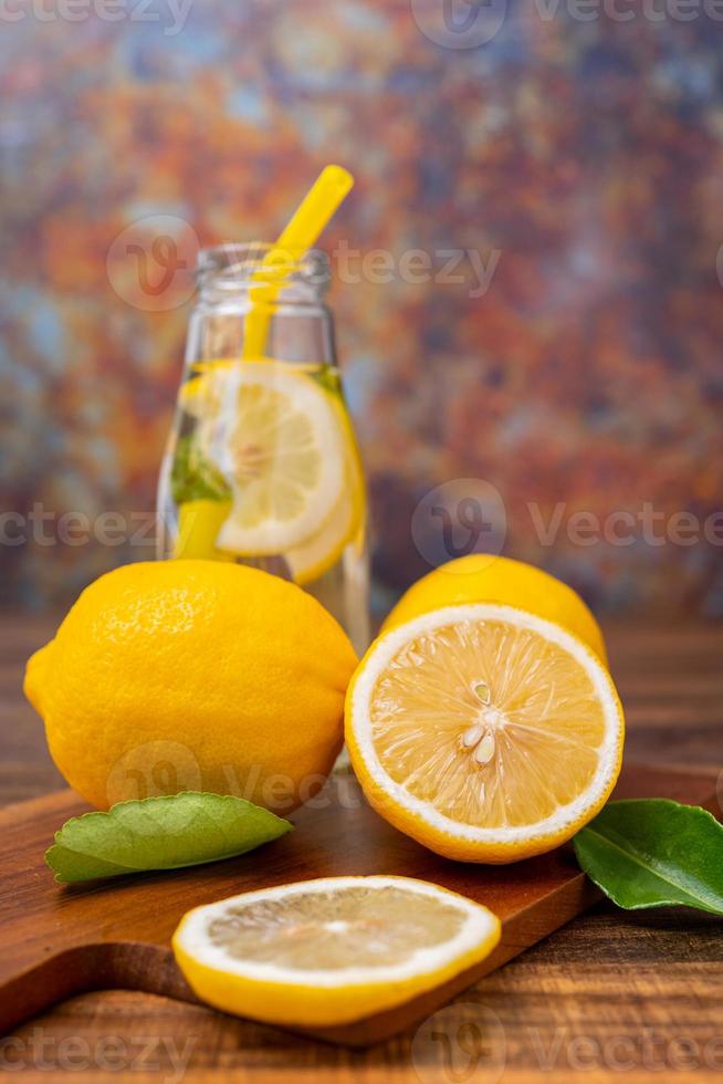 tranches de citrons sur une planche à découper photo