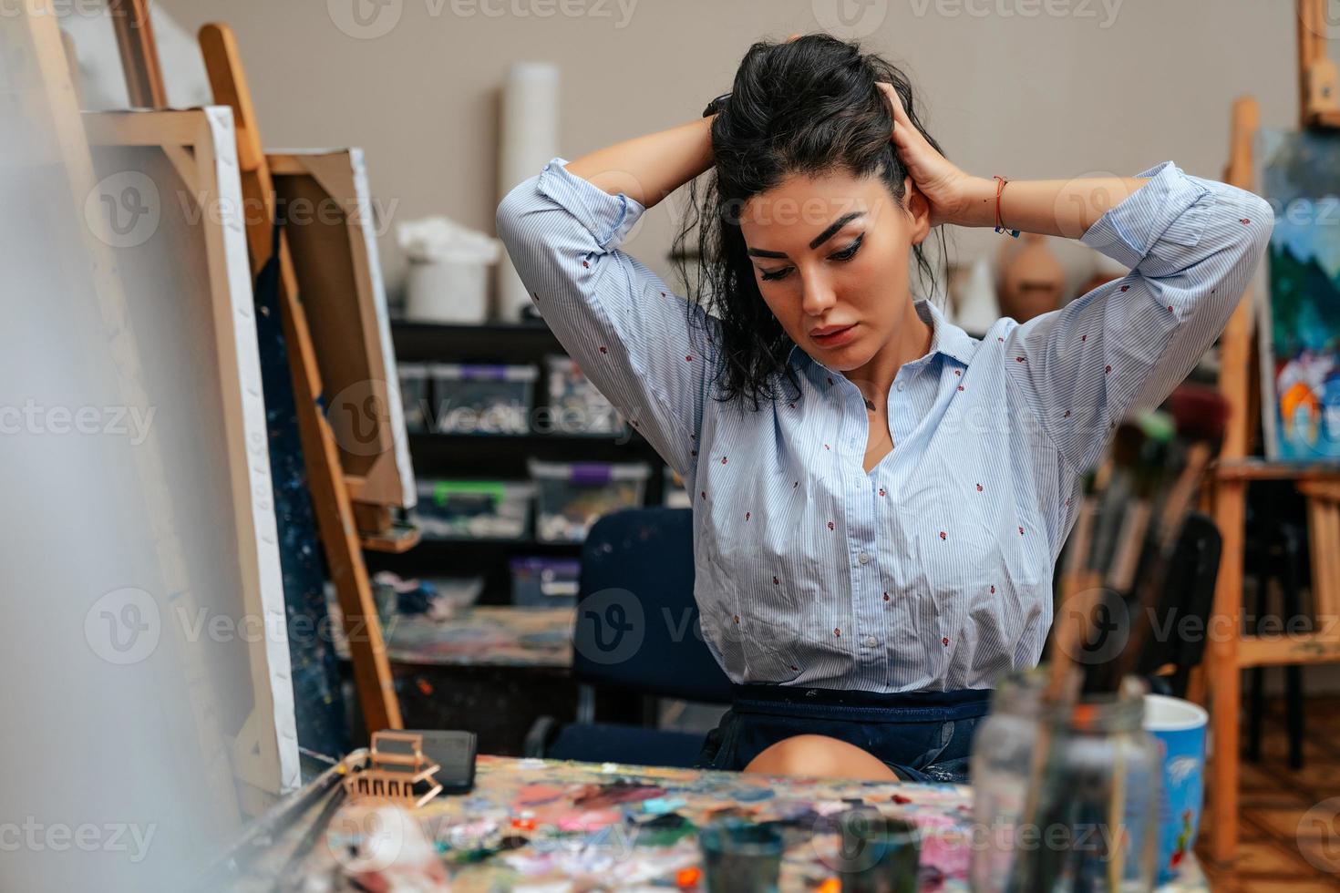 Jeune artiste travail sur une La peinture à le studio photo