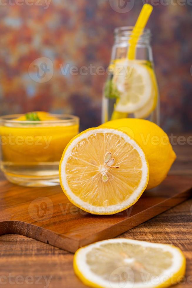 tranches de citrons avec de la limonade en arrière-plan photo
